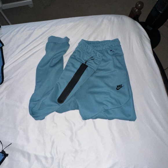 Nike Tech Fleece - Picture 2 of 2